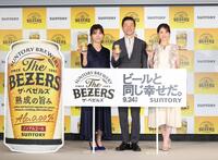 商品を手にする（左から）ヒコロヒー、浅野忠信、松村沙友理＝東京・ベルサール飯田橋ファースト（撮影・佐々木彰尚）