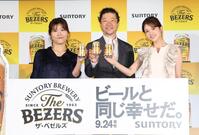 　商品を手にする（左から）ヒコロヒー、浅野忠信、松村沙友理（撮影・佐々木彰尚）