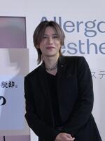 　写真撮影に応じる千賀健永