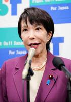 　記者団の取材に応じ、自民党総裁選に立候補する意向を表明する高市前経済安保相