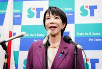 　記者団の取材に応じ、自民党総裁選に立候補する意向を表明する高市前経済安保相