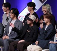 　トークで盛り上がる（前列右から）中島颯太、世界、小林直己ら（撮影・棚橋慶太）