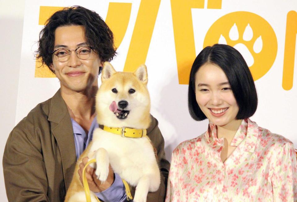 　（左から）大東駿介、犬の「のこ」、飯豊まりえ