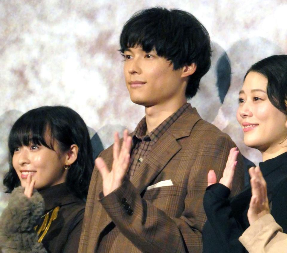 　手を振る（左から）森七菜、松村北斗、高畑充希