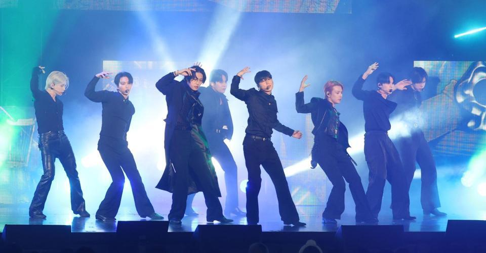 　歌とダンスで会場を盛り上げるＡＴＥＥＺ（撮影・金田祐二）