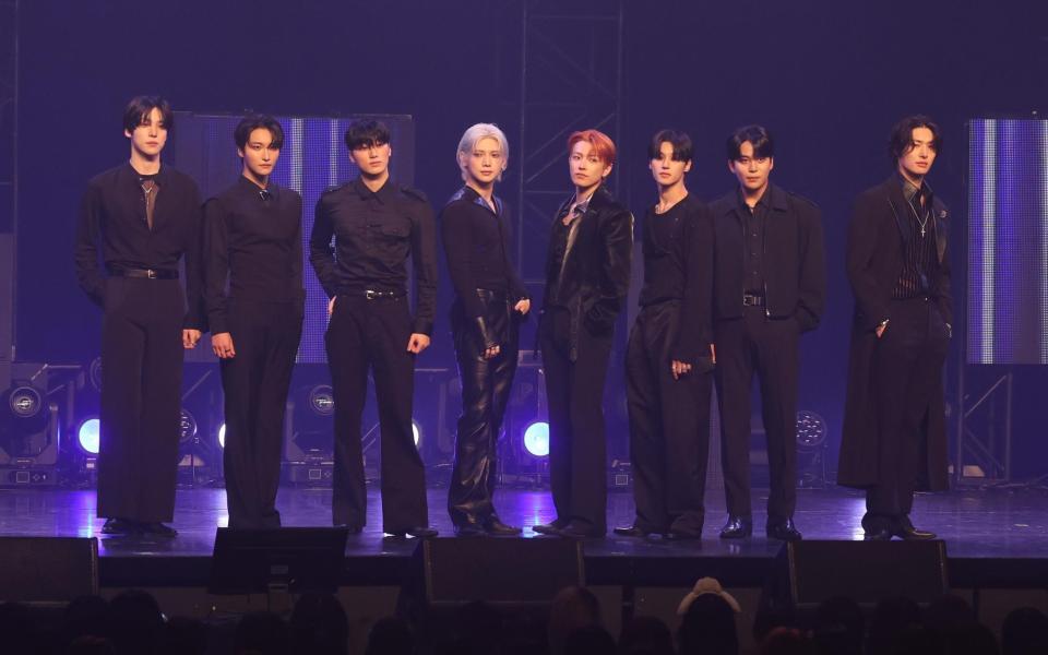 　ポーズをきめるＡＴＥＥＺ（左から）ＹＵＮＨＯ、ＳＥＯＮＧＨＷＡ、ＳＡＮ、ＹＥＯＳＡＮＧ、ＨＯＮＧＪＯＯＮＧ、ＷＯＯＹＯＵＮＧ、ＪＯＮＧＨＯ、ＭＩＮＧＩ（撮影・金田祐二）