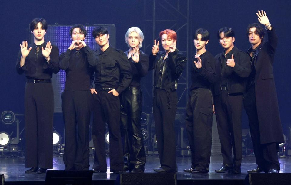 　ポーズをきめるＡＴＥＥＺ