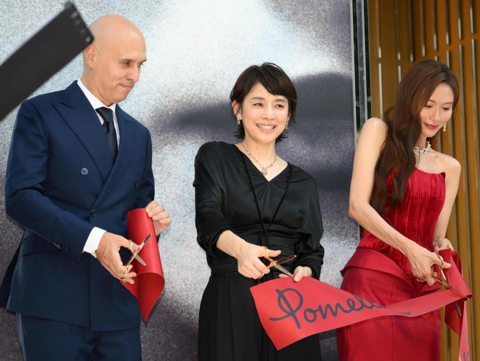 　テープカットをする石田ゆり子（中央）＝撮影・堀内翔