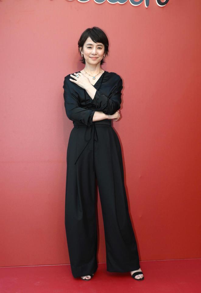 　スタイリッシュな雰囲気で取材に応じる石田ゆり子（撮影・堀内翔）