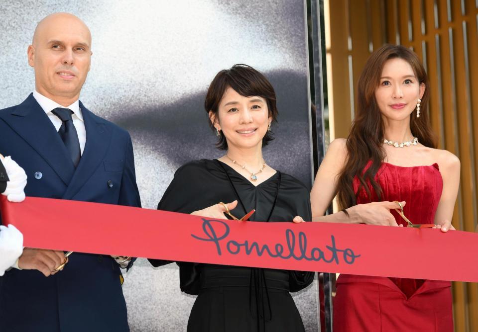 　テープカットをする石田ゆり子（中央）＝撮影・堀内翔