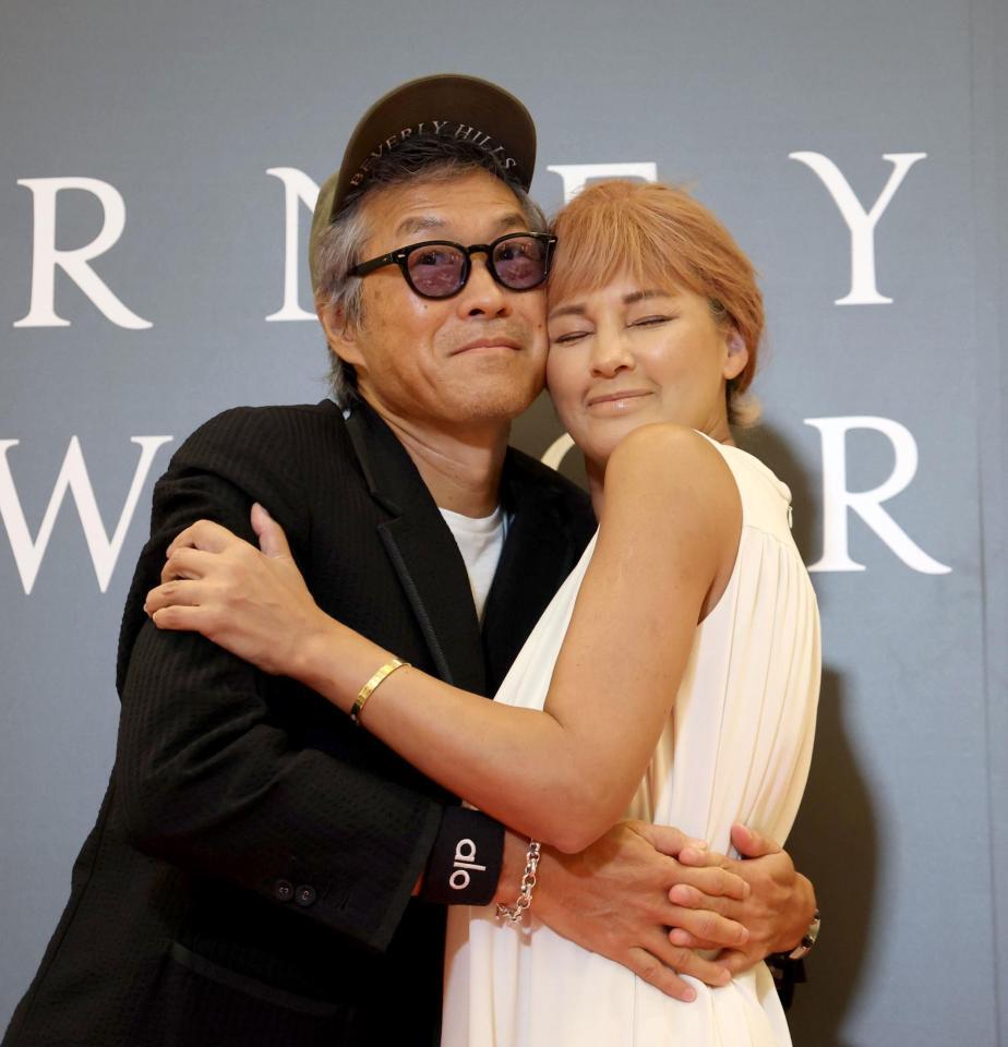 　初のツーショットでラブラブの梅宮アンナ、世継恭規夫妻（撮影・金田祐二）