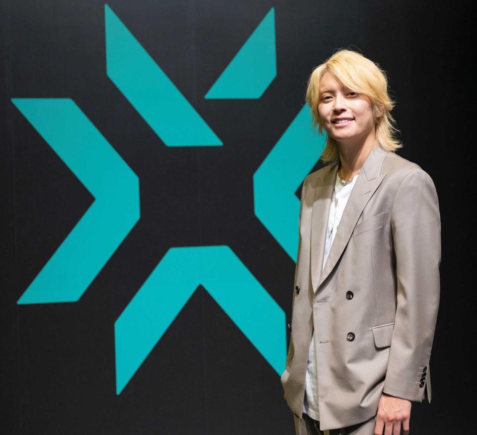 　大会ロゴの前で笑顔を見せる手越祐也　Ⓒ２０２５　Ｒｉｏｔ　Ｇａｍｅｓ，Ｉｎｃ．Ｕｓｅｄ　Ｗｉｔｈ　Ｐｅｒｍｉｓｓｉｏｎ　