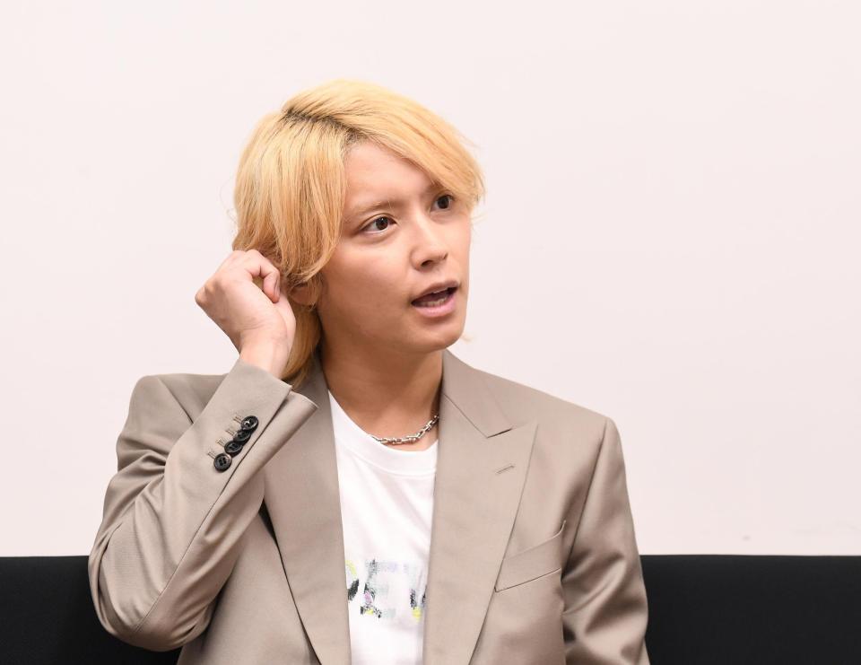 　インタビューに答える手越祐也（撮影・園田高夫）