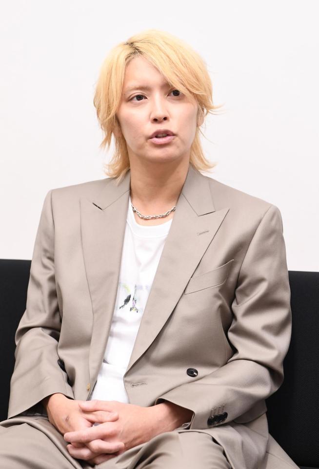 　インタビューに答える手越祐也（撮影・園田高夫）