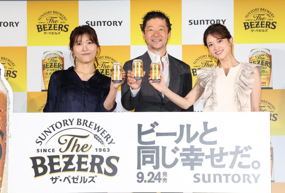 　商品を手にする（左から）ヒコロヒー、浅野忠信、松村沙友理（撮影・佐々木彰尚）