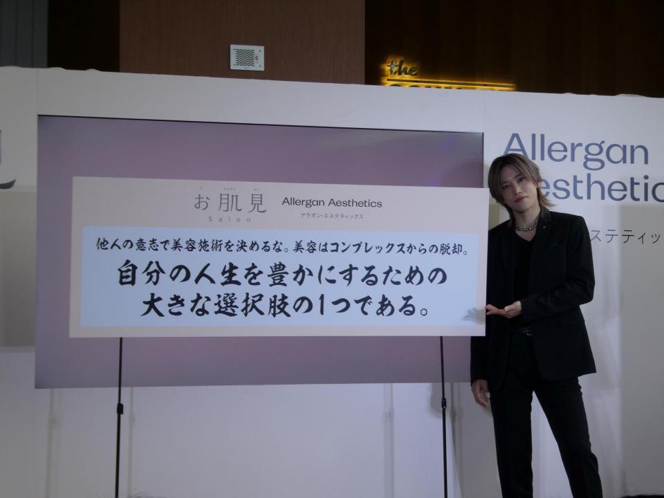 　写真撮影に応じる千賀健永