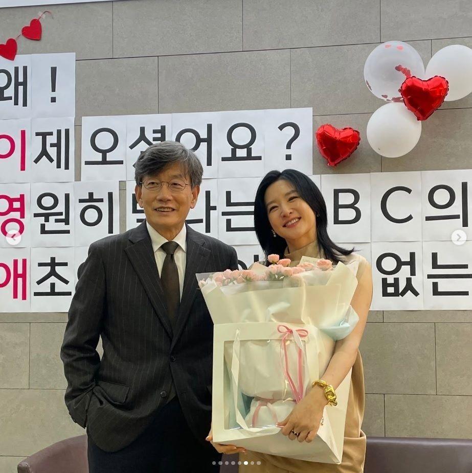 　イ・ヨンエの公式インスタグラム＠ｌｅｅｙｏｕｎｇａｅ０８２４より　ソン・ソッキ（左）の時事教養番組に出演したイ・ヨンエ