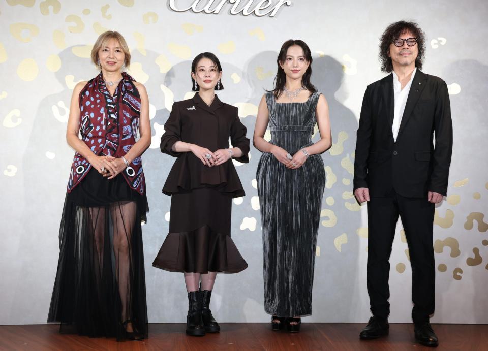 　笑顔の（左から）山口智子、高畑充希、清原果耶、浦沢直樹（撮影・金田祐二）