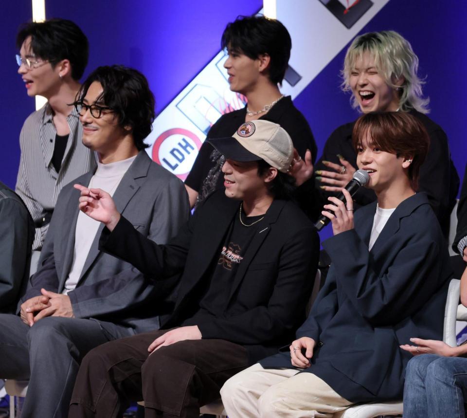 　トークで盛り上がる（前列右から）中島颯太、世界、小林直己ら（撮影・棚橋慶太）