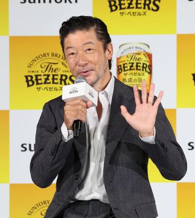 　発表会に登場した浅野忠信（撮影・佐々木彰尚）