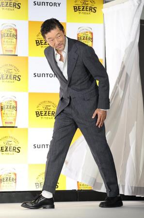 　発表会に登場した浅野忠信（撮影・佐々木彰尚）