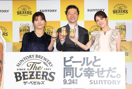 　商品を手にする（左から）ヒコロヒー、浅野忠信、松村沙友理（撮影・佐々木彰尚）