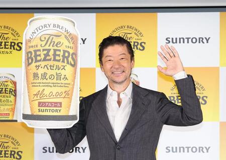 　手を振る浅野忠信（撮影・佐々木彰尚）