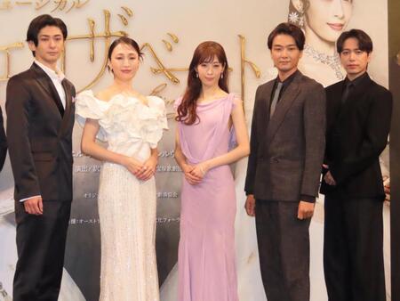 　記者会見に出席した（左から）古川雄大、望海風斗、明日海りお、井上芳雄、山崎育三郎