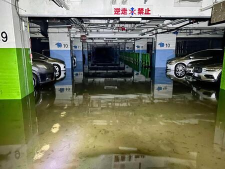 　排水作業が進む三重県四日市市内の地下駐車場＝１６日午前（国交省提供）