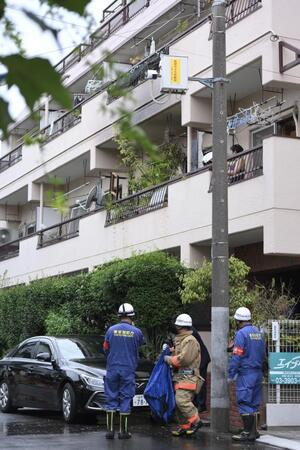 　火事があった林家ペー・パー子のマンションに入る消防隊員（撮影・伊藤笙子）