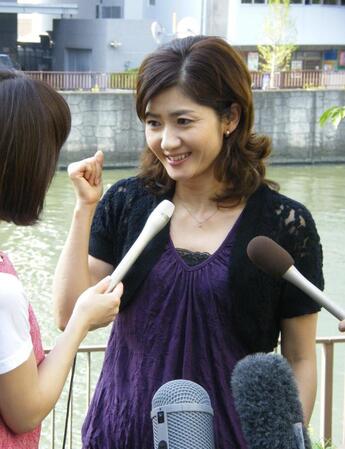 ２００９年８月、大阪市内で会見し、同年４月に離婚が成立していたことを発表した古村比呂