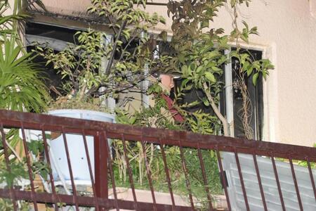 　再出火を防ぐ放水が行われた林家ペー・パー子宅と見られるマンションの一室（撮影・伊藤笙子）