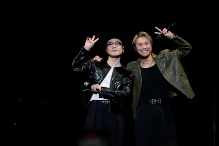 　日本武道館のステージでピースを掲げるØＭＩ（左）とＥＸＩＬＥ　ＴＡＫＡＨＩＲＯ