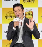 　発表会に登場した浅野忠信（撮影・佐々木彰尚）