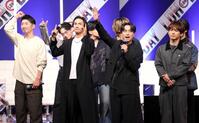 　会場の声援に応える（左から）ＭＡＫＩＤＡＩ、橘ケンチ、ＴＥＴＳＵＹＡ、ＮＡＯＴＯ（撮影・棚橋慶太）