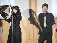 　「千住あるある」をバービーボーイズになりきり披露する椿鬼奴（左）とレイザーラモンＲＧ