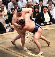 　寄り切りで熱海富士（左）を破り全勝キープの豊昇龍。思わず声をあげる黒いノースリーブの女性が黒田知永子＝１８日、両国国技館