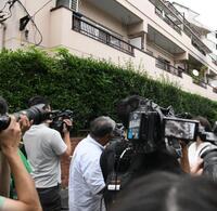 　火災があった林家ペー・パー子が住むマンションには多くの報道陣が詰めかけた（撮影・伊藤笙子）