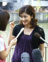 ２００９年８月、大阪市内で会見し、同年４月に離婚が成立していたことを発表した古村比呂