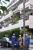 　火事があった林家ペー・パー子のマンションに入る消防隊員（撮影・伊藤笙子）