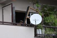 　火事があった林家ペー・パー子の自宅を実況見分する消防隊員