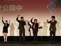 　ストップウォッチを止める（左から）高橋李依、松坂桃李、染谷将太、笠間淳