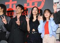 客席に向けてピースする広瀬すず（中央）。左は妻夫木聡、右は光路＝新宿バルト９（撮影・堀内翔）