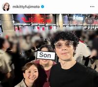 長男と親子３人で。藤本美貴のインスタグラム＠ｍｉｋｉｔｔｙｆｕｊｉｍｏｔｏ（８月１１日付）より 