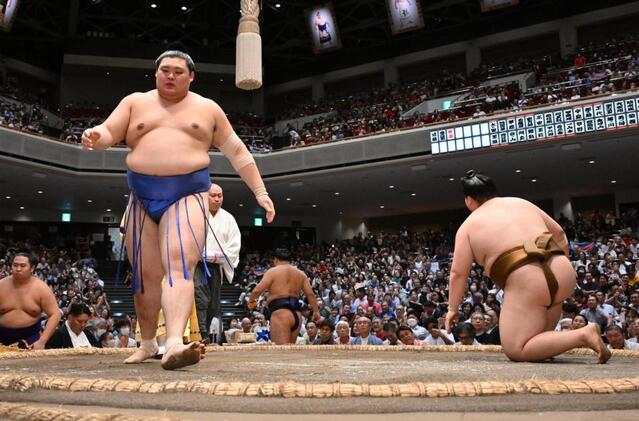 大相撲秋場所 砂かぶり席にえぐいオーラ放つカリスマモデル えぇっ64