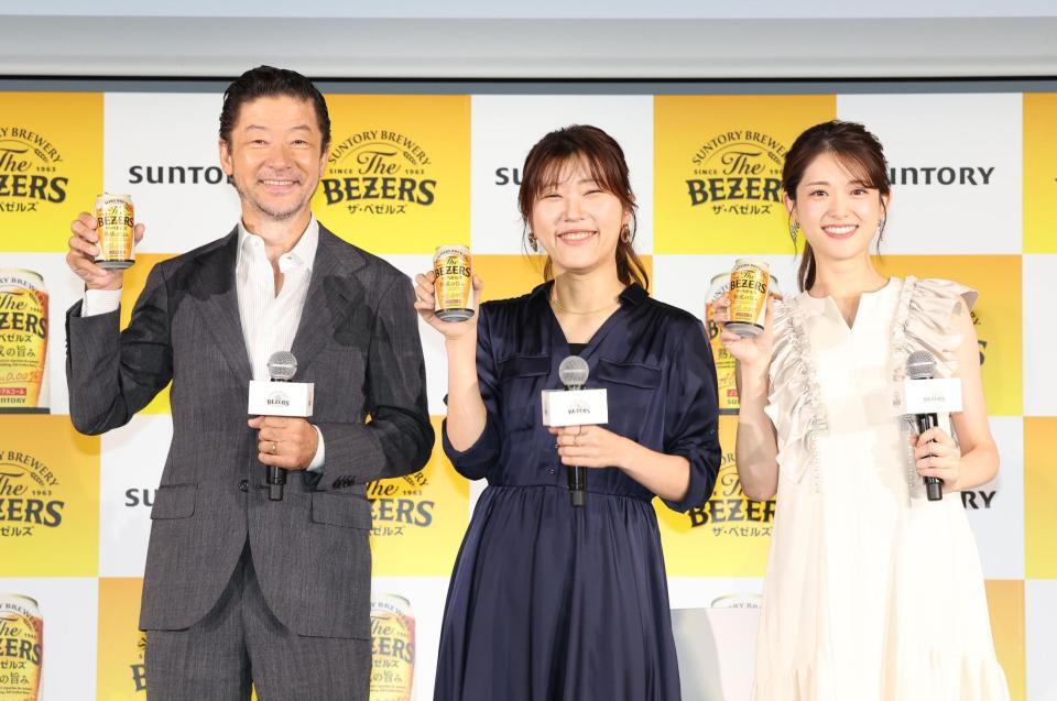　発表会に登場した（左から）浅野忠信、ヒコロヒー、松村沙友理（撮影・佐々木彰尚）