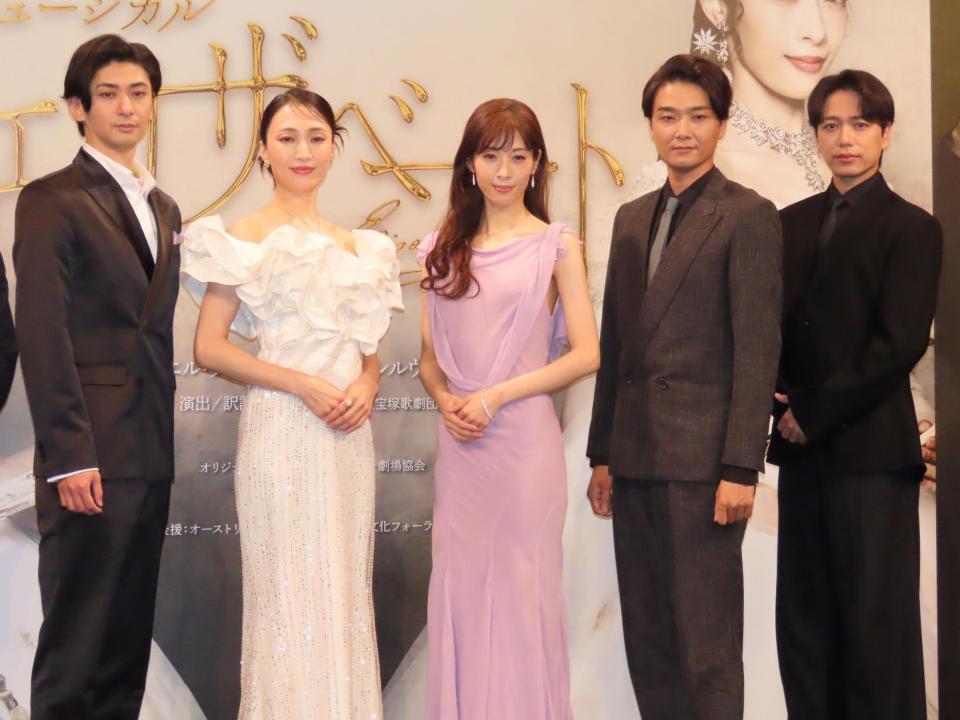 　記者会見に出席した（左から）古川雄大、望海風斗、明日海りお、井上芳雄、山崎育三郎