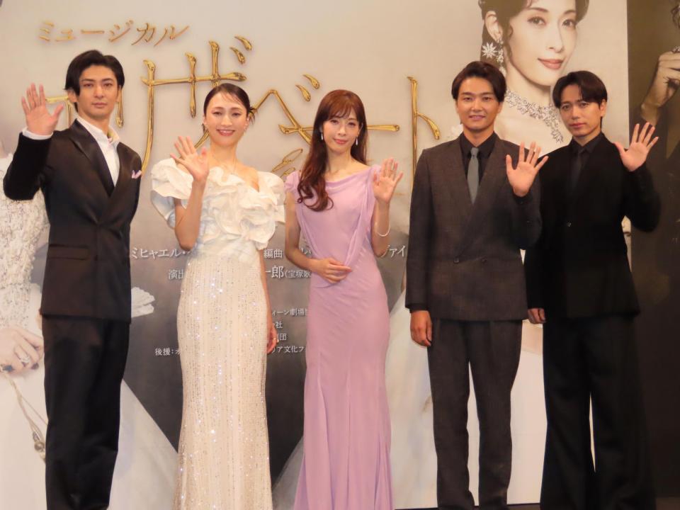 　記者会見に出席した（左から）古川雄大、望海風斗、明日海りお、井上芳雄、山崎育三郎