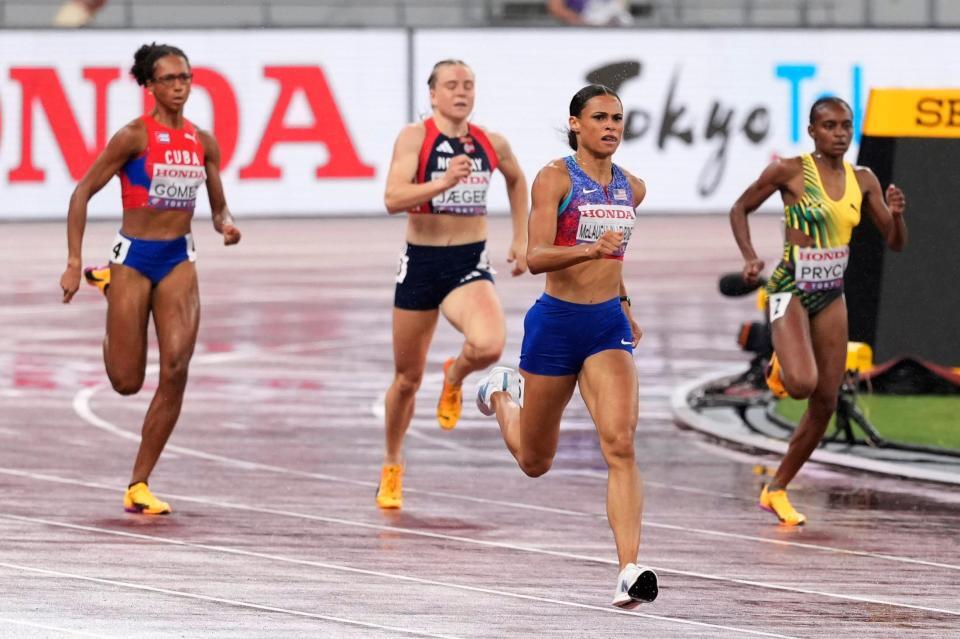 　力走するシドニー・マクラフリンレブロニ（手前）