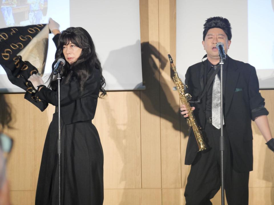 　「千住あるある」をバービーボーイズになりきり披露する椿鬼奴（左）とレイザーラモンＲＧ